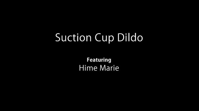 Длинноногая цыпочка содрогается, трахая себя в киску дилдаком