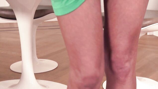 Голая длинноногая нимфа сладко онанирует гладкую письку и стонет
