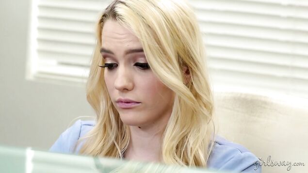 Похотливая зрелая врачиха соблазнила пациентку и вылизала ей анус