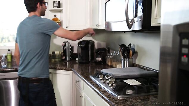 Очкарик жадно лижет пьяной распутной жене киску в 69 позиции