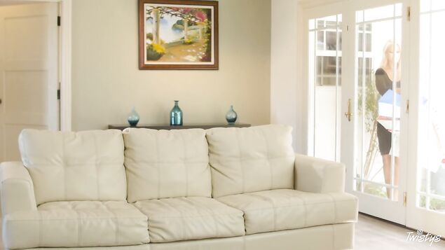 После удачного шопинга лесбиянки полизали киски горячими язычками