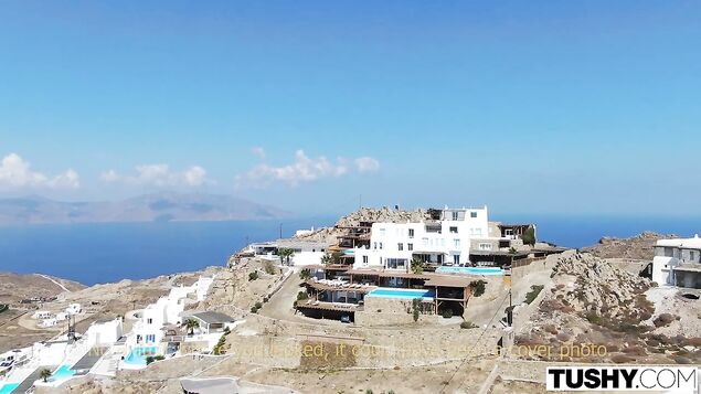 Лысый мужик увидел, как Джина Герсон загорает голой и отжарил ее в анал