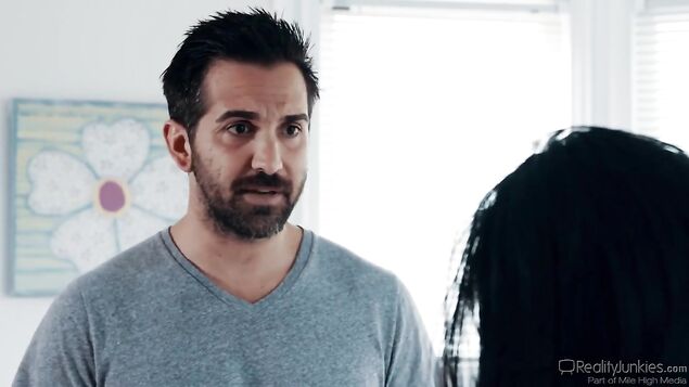 Азиатка застукала мужика, который нюхал ее белье и отдалась ему в пипиську