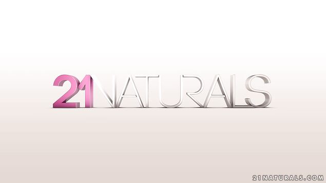 Чувак увидел, как его девка мастурбирует и, присоединившись, отжарил ее в зад