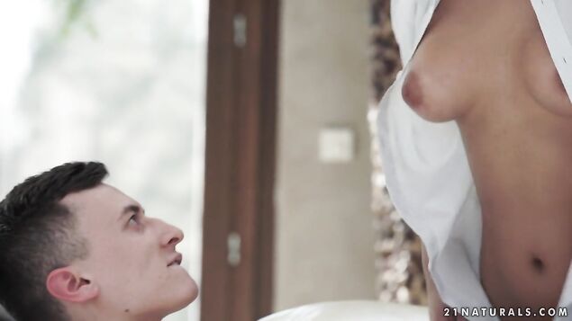 Красотка проглотила теплую сперму после бурного сношения