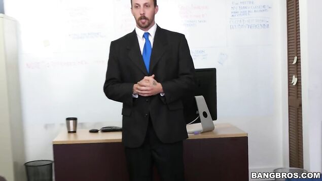 По приказу начальника подчиненные потрахались на рабочем месте