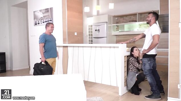 Пригласив в гости друга с толстым членом, семейная пара попробовала МЖМ