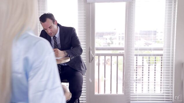 Оттрахав стройную женушку в киску, деловой мужик кончает ей в рот