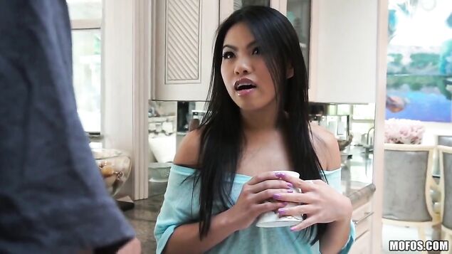 Сантехник бесплатно отремонтировал кран в доме азиатки и получил в награду секс