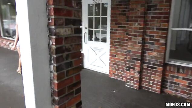 Сисястая дама повелась на бабки и дала отыметь себя в киску незнакомцу