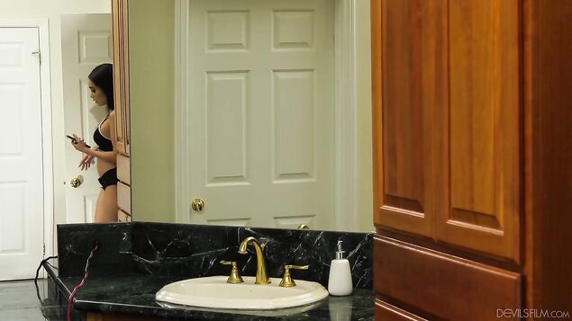 Пакистанская блудница отсасывает любовнику член и сношается в мохнатку