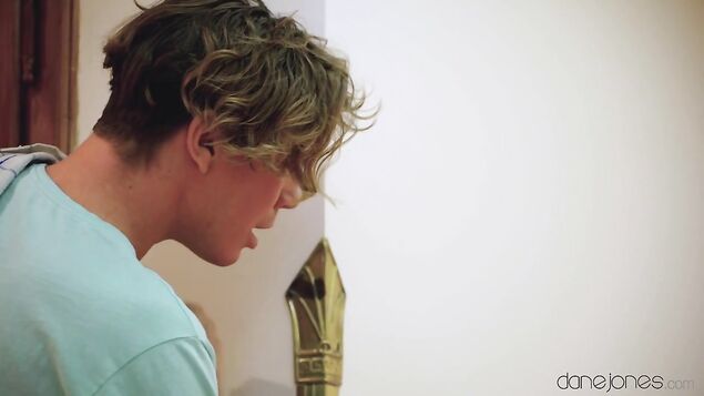 Бармен совратил брюнетку с натуральными сиськами и заставил ее лизать яйца