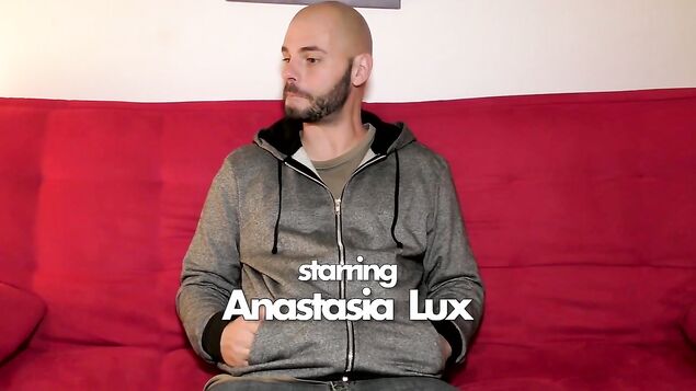 Самец поругался с женой и от злости вызвал к себе эскортницу, дабы отжарить ее вагину