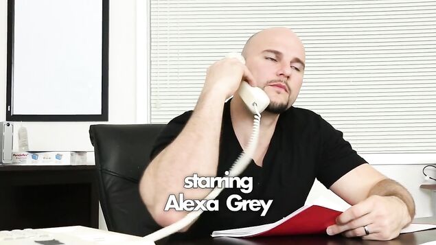 Растолстевшая рыжая подчиненная вылизала шефу яйца и получила елду в киску