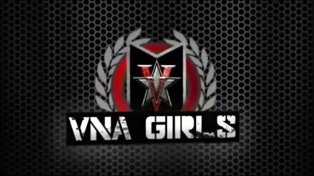 Пышная баба натянула возбужденных лесбиянок на страпон и отжарила их писечки