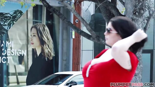 Телохранители отжарили пышную даму и облили ее грудь спермой