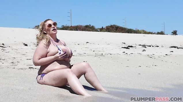 Грудастая толстушка сделала бойфренду минет на пляже и дала поиметь себя в киску