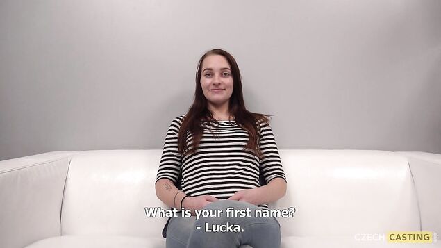Деваха с натуральными титьками обнажилась на чешском кастинге и показала дырочки