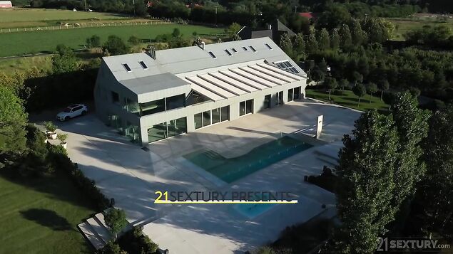 Паренек помог другу отца вздрючить зрелую путану в два ствола