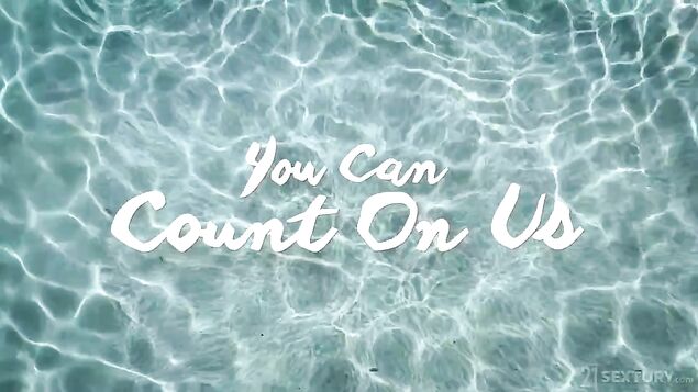 После купания в бассейне три подруги занялись лесбийским сексом