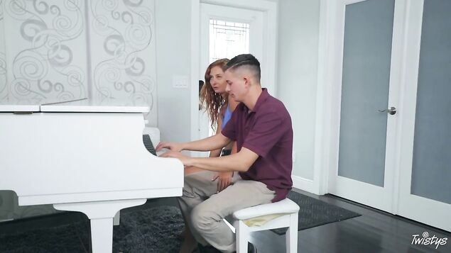 Лесбиянка отбила у брата девушку и нежно вылизала ее тугую киску