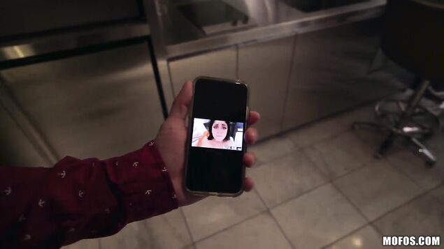 Плоскогрудая путана отсосала клиенту толстый пенис и дала потыкать в попу