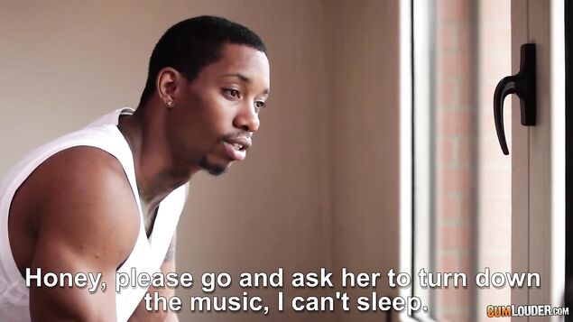 Негр увидел во дворе дома танцующую полуголую девку и отымел ее до оргазма