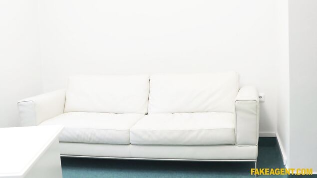 Милая деваха попала в сети обмана и потрахалась на фейковом кастинге с аферистом