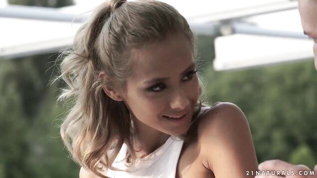 Фетишист целует подруге ступни перед тем, засадить оглоблю в дырочку