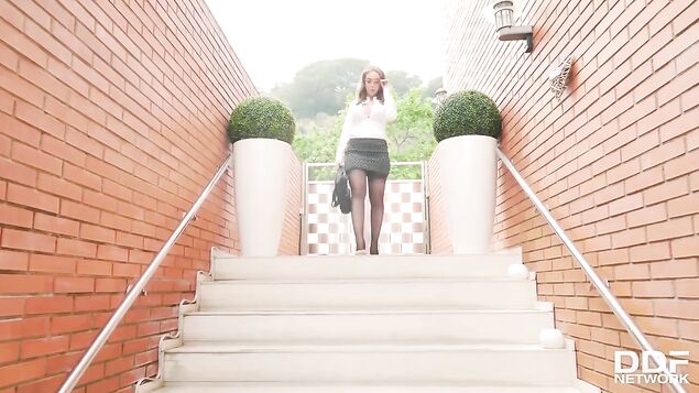 Вставил продавщице секс-игрушек крепкий фаллос в письку и отжарил до криков