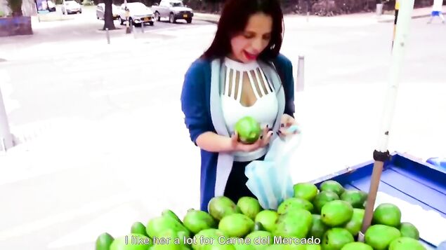 Покупатель надел презерватив и отшпилил темноволосую продавщицу фруктов в киску