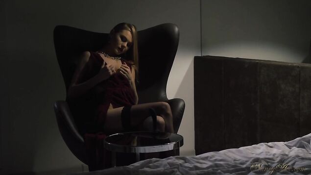 Молодая леди сжимает в руках свои титьки и игрушкой мастурбирует влажную пилотку