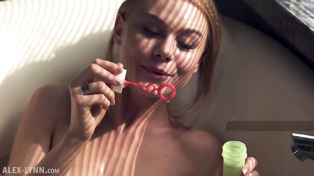 Скучая по прикомандированному муженьку, женушка отчаянно массирует пилотку