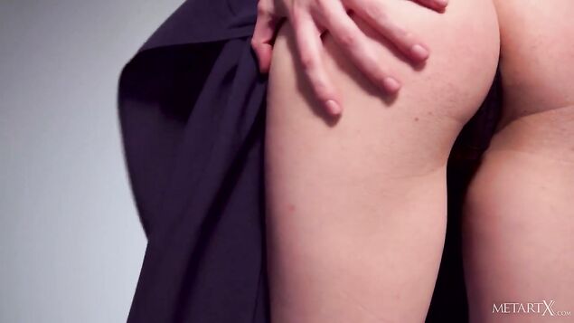 Постепенно оголяясь, деваха возбудилась и оттрахала себя пальцами