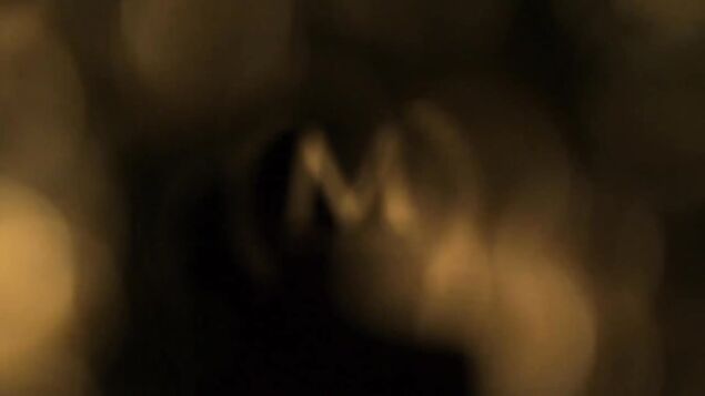 Обаятельная деваха приспустила трусики и помастурбировала писюльку