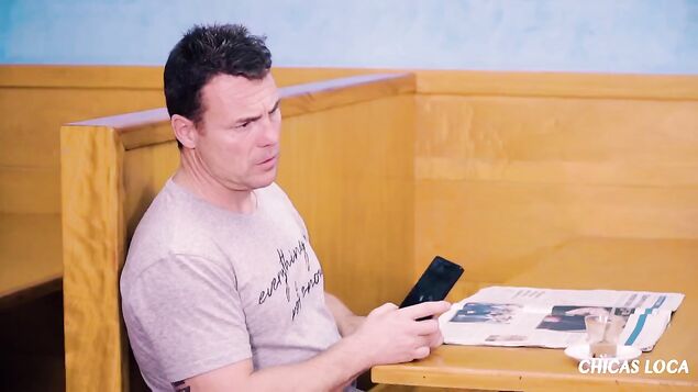 Официантка сделала посетителю горловой минет в столовой и приняла семя на лицо