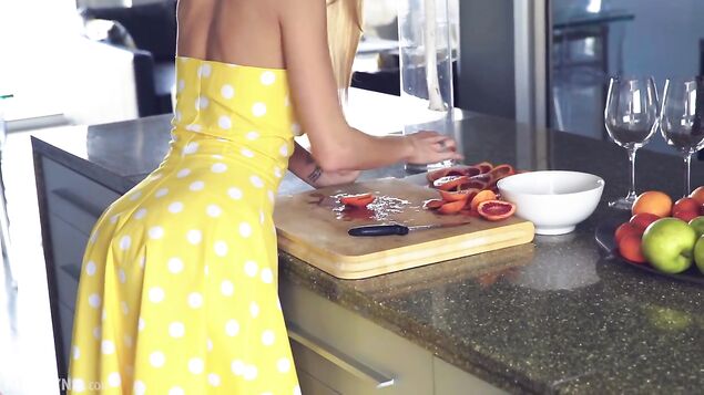 Молодая домохозяйка по-тихому теребонькает бритую письку на кухонном столе