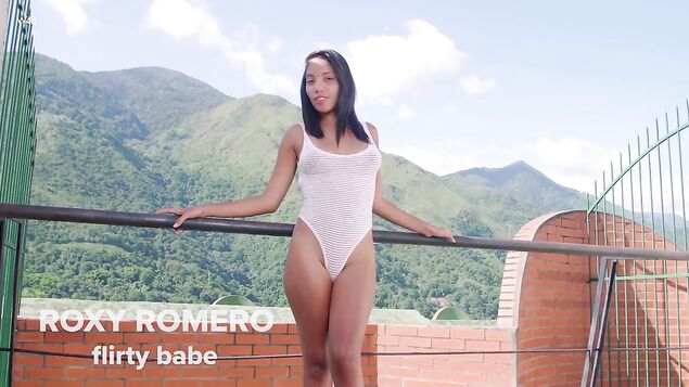 Мулатка с большими сосками мастурбирует пилотку на пороге дома