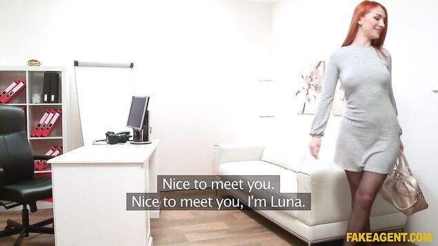 На фальшивом кастинге рыжую телочку заставили орать во время секса